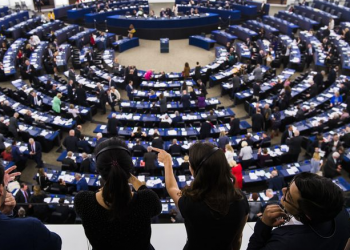 Korrupsioni në Bruksel, u hiqet mandati dy euro-deputetëve