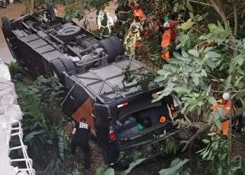 Transportonte ekipin e futbollit, autobusi bie nga ura, 5 të vdekur