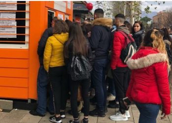Nuk ka kohë, studentët dynden për t’u pajisur me abone