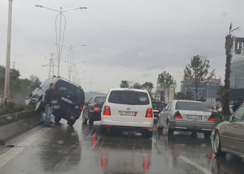 VIDEO/ E frikshme, ja si makinat përplasen me trafik-ndarësen