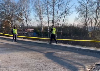 Makina bie në lumin e Semanit, asnjë shenjë nga fati i 26-vjeçarit –