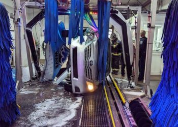 Shoferi shkel gazin në vend të frenave, ngec në lavazh (VIDEO)