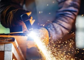 Robotë dhe rritje pagash, bizneset zgjidhje për fuqinë punëtore –