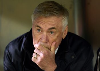 “S’luhet futboll në lëndina”,Ancelotti i pakënaqur pas kualifikimit –