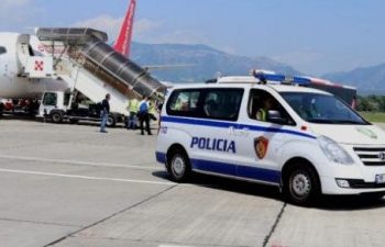 Hynë ilegalisht në Angli, deportohen me charter 40 shqiptarë –