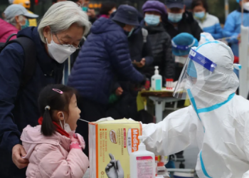 Varianti i ri i koronavirusit, paralajmëron OBSH: Më ngjitësi –