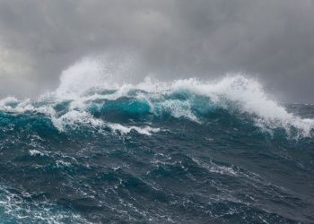 Përkeqësimi i motit, ndalohet lundrimi i disa mjeteve detare –