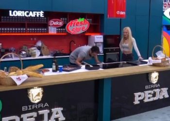 Dea dhe Amosi ngacmohen në kuzhinë –