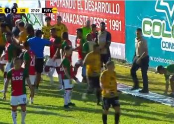 Plas sherri në ndeshje, grushta e shkelma mes futbollistëve –