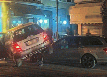 Aksident në Durrës/ “Benzi” shtyp “Benzi-n” në bulevard