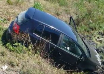 Po ecte me shpejtësi, përfundon në kanal makina në Fier