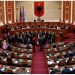 KAOS në parlament/ Berisha bllokon Foltoren, deputetët… –