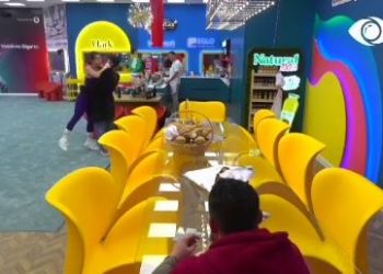 Olta puth në buzë Kiarën, mëson Luizin: Ja kështu bëhet –