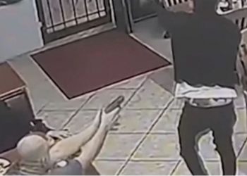 VIDEO/ Si nëpër filma, klienti vret grabitësin