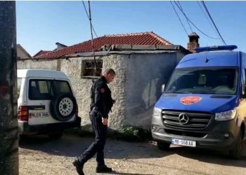 Xhama të thyer dhe makina të dëmtuara, pamje nga shpërthimi –