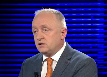 Kiko kërkon të punësohet si pastrues –