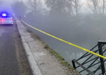 Shkatërrohet ura në Fier, dyshime për një makinë të rënë në lumë –