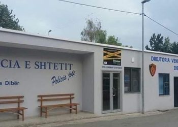 Zarfi plot me barut/ Kapet 24-vjeçari, kërcënoi pronarin e banesës –