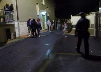 Tiranë/ Bie nga kati i tretë i pallatit, ndërron jetë një person –