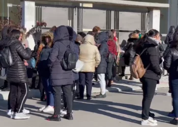 U përgjysmuan pagat, punonjëset e fasonerisë dalin në protestë