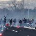 VIDEO/ Përleshje mes tifozëve të Napolit e Romës,mbyllet autostrada –