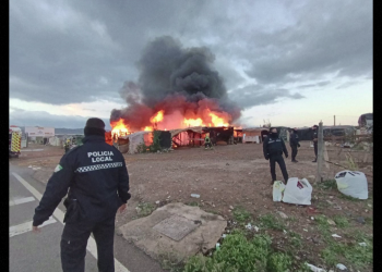 Kishin marrë urdhër për t’u larguar, emigrantët i vënë flakën kampit