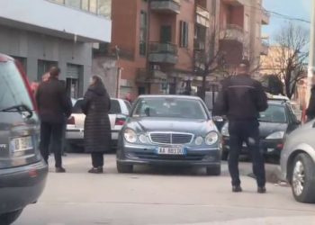 “Golfi” humb kontrollin dhe përplaset me makinën në Vlorë –