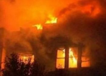 Zjarr në një banesë në Berat, shkrumbohet dhoma –