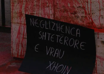 Protestë përpara Prokurorisë për Joy-n, hidhet bojë e kuqe