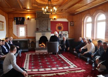 Personaliteti i njohur shqiptar takon Haxhi Thaçin