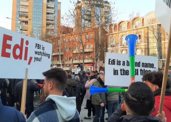 Nis protesta para parlamentit