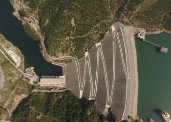 Reshjet e shiut mbushin Fierzën