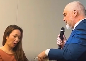 VIDEO-Rama bën karagjozin me zyrtaren japoneze, i jep raki dhe …