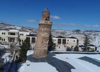 Minarja e anuar e Xhamisë që nuk lëvizi asnjë milimetër nga tërmeti