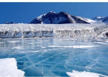 Shkrijnë akujt në Antarktidë, shkak ngrohja globale