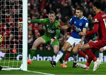 Liverpool rikthehet te fitorja, mposht Evertonin në derbi