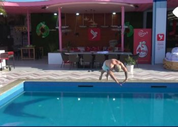 VIDEO Luizi dhe Olta hedhin gjithë banorët në pishinë