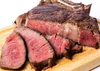 Shqiptari në arrest shtëpie organizon festë me mish e kokainë