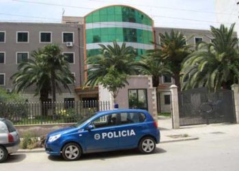 Durrës/ Vihen në pranga 4 shtetas, 2 prej tyre në kërkim –