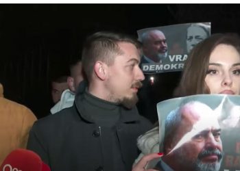 VIDEO/ Ramën e presin me protesta,futet nga dera e pasme e emisionit