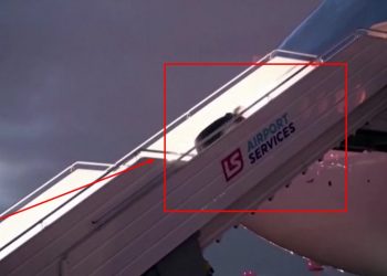 Biden pengohet në shkallët e avionit (VIDEO)