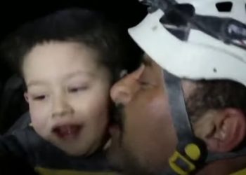 U nxor nga rrënojat, momenti kur i vogli luan me ekipin e shpëtimit