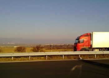 Tragjike! Gjenden 18 emigrantë të vdekur brenda kamionit