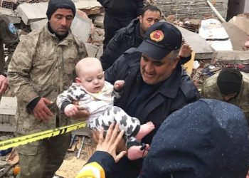 Foshnja nxirret nga rrënojat e tërmetit pa asnjë dëmtim