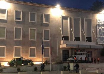 Protesta e opozitës, nis blindimi i zyrës së Ramës