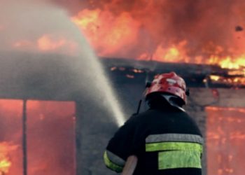 Digjet banesa në Fier, komshinjtë lajmërojnë zjarrfikësit