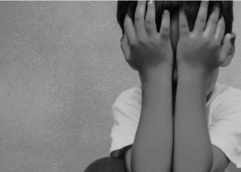 Tronditëse, nxënësit i hedhin bar miu bashkëmoshatarit