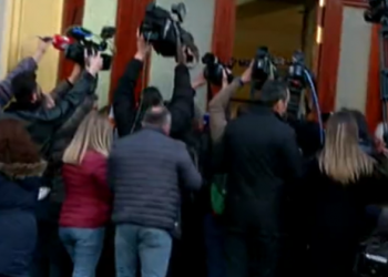 Tensione në Parlament/ Grada pengon deputetët e PD të hyjnë