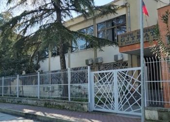 Ktheu vilën në ‘shtëpi bari’, gjykata lë në burg 44-vjeçarin