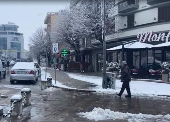 Vazhdon dëbora në qarkun e Korçës, borëpastrueset në punë –